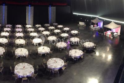 Miniature Location salle Dammarie-les-Lys (Seine-et-Marne) - Espace Pierre Bachelet #6 Entrée vitrée illuminée avec des plantes en pot disposées en rangées et éclairage coloré.