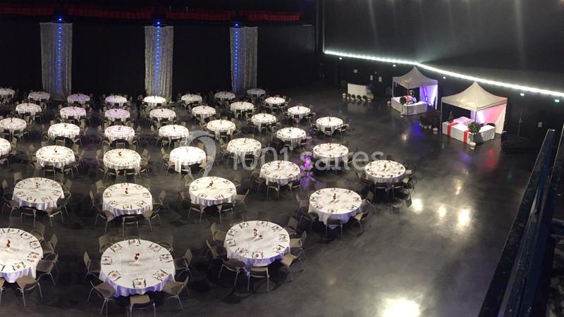 Location salle Dammarie-les-Lys (Seine-et-Marne) - Espace Pierre Bachelet #6 Salle de réception avec de nombreuses tables rondes dressées et un espace traiteur sous des tentes blanches.