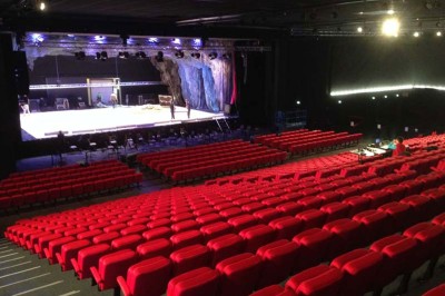 Miniature Location salle Dammarie-les-Lys (Seine-et-Marne) - Espace Pierre Bachelet #9 Entrée vitrée illuminée avec des plantes en pot disposées en rangées et éclairage coloré.