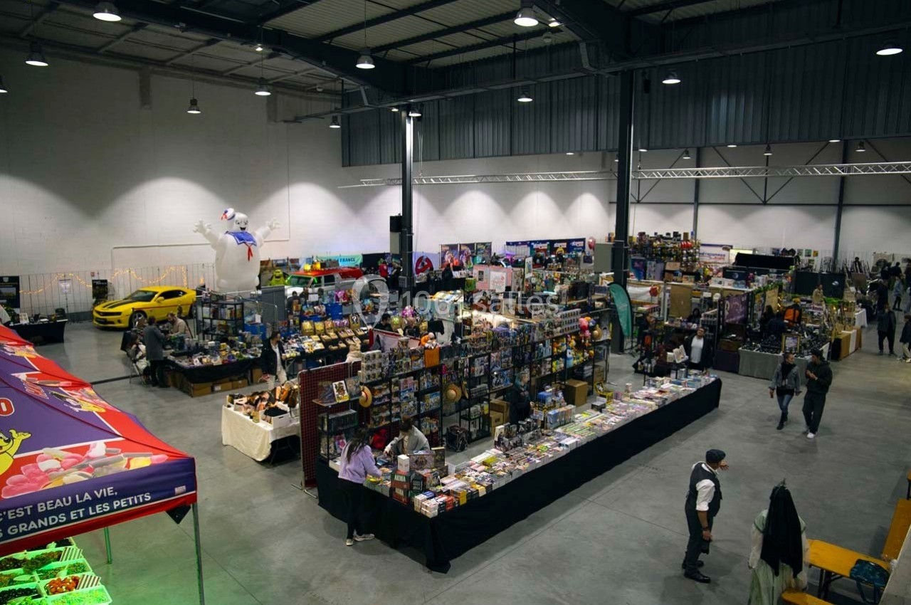 Location salle Dammarie-les-Lys (Seine-et-Marne) - Espace Pierre Bachelet #18 Vue d'ensemble d'un salon avec des stands de produits variés, des visiteurs et une décoration intérieure lumineuse.