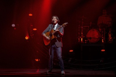 Miniature Location salle Dammarie-les-Lys (Seine-et-Marne) - Espace Pierre Bachelet #15 Entrée vitrée illuminée avec des plantes en pot disposées en rangées et éclairage coloré.