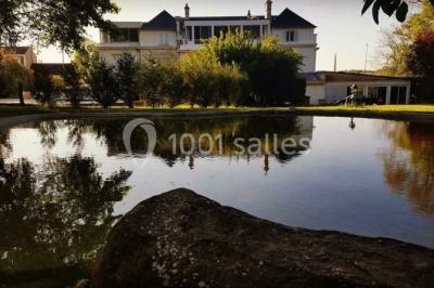 Miniature Location salle Dammarie-les-Lys (Seine-et-Marne) - Le Domaine du Lys #3 Décoration de salle de réception avec éclairage rose, rideaux, chandeliers et ornements lumineux en forme de cœur.