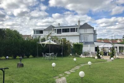 Miniature Location salle Dammarie-les-Lys (Seine-et-Marne) - Le Domaine du Lys #7 Décoration de salle de réception avec éclairage rose, rideaux, chandeliers et ornements lumineux en forme de cœur.