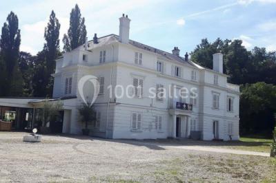 Miniature Location salle Dammarie-les-Lys (Seine-et-Marne) - Le Domaine du Lys #5 Décoration de salle de réception avec éclairage rose, rideaux, chandeliers et ornements lumineux en forme de cœur.