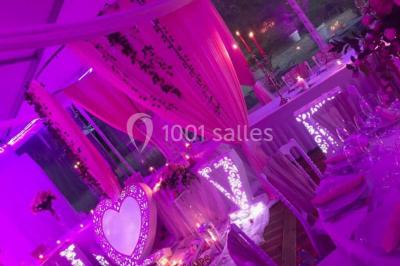 Miniature Location salle Dammarie-les-Lys (Seine-et-Marne) - Le Domaine du Lys #16 Décoration de salle de réception avec éclairage rose, rideaux, chandeliers et ornements lumineux en forme de cœur.