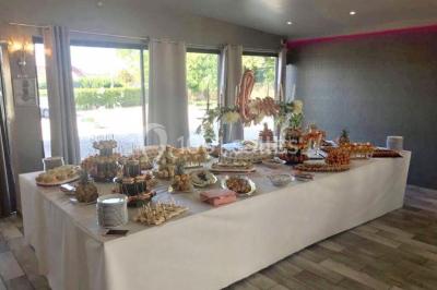 Miniature Location salle Dammarie-les-Lys (Seine-et-Marne) - Le Domaine du Lys #11 Décoration de salle de réception avec éclairage rose, rideaux, chandeliers et ornements lumineux en forme de cœur.