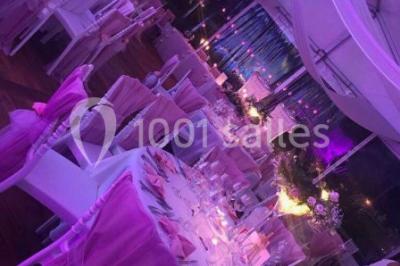 Miniature Location salle Dammarie-les-Lys (Seine-et-Marne) - Le Domaine du Lys #12 Décoration de salle de réception avec éclairage rose, rideaux, chandeliers et ornements lumineux en forme de cœur.