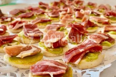 Miniature Location salle Dammarie-les-Lys (Seine-et-Marne) - Le Domaine du Lys #10 Décoration de salle de réception avec éclairage rose, rideaux, chandeliers et ornements lumineux en forme de cœur.