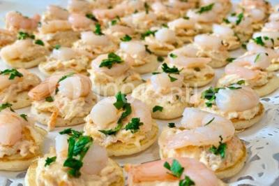 Miniature Location salle Dammarie-les-Lys (Seine-et-Marne) - Le Domaine du Lys #13 Décoration de salle de réception avec éclairage rose, rideaux, chandeliers et ornements lumineux en forme de cœur.