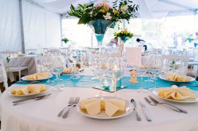 Miniature Location salle Dammarie-les-Lys (Seine-et-Marne) - Le Domaine du Lys #9 Décoration de salle de réception avec éclairage rose, rideaux, chandeliers et ornements lumineux en forme de cœur.