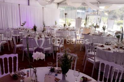 Miniature Location salle Dammarie-les-Lys (Seine-et-Marne) - Le Domaine du Lys #4 Décoration de salle de réception avec éclairage rose, rideaux, chandeliers et ornements lumineux en forme de cœur.