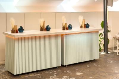 Salon cosy avec canapé jaune, fauteuils en rotin, table basse ronde, lampes et décorations murales dans une ambiance…