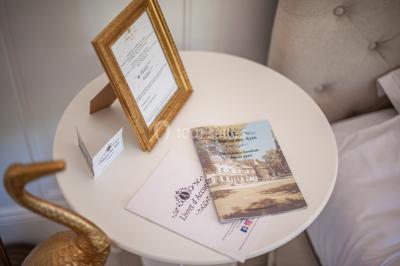 Deux lits simples avec tête de lit noire, coussins jaunes, et tableaux d'animaux anthropomorphes au mur.