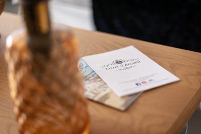 Deux lits simples avec tête de lit noire, coussins jaunes, et tableaux d'animaux anthropomorphes au mur.