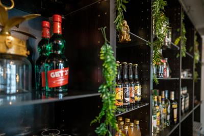 Deux lits simples avec tête de lit noire, coussins jaunes, et tableaux d'animaux anthropomorphes au mur.