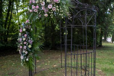 Deux lits simples avec tête de lit noire, coussins jaunes, et tableaux d'animaux anthropomorphes au mur.
