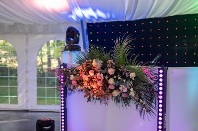 Deux lits simples avec tête de lit noire, coussins jaunes, et tableaux d'animaux anthropomorphes au mur.