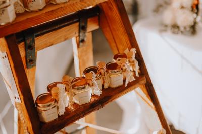 Deux lits simples avec tête de lit noire, coussins jaunes, et tableaux d'animaux anthropomorphes au mur.