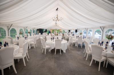 Deux lits simples avec tête de lit noire, coussins jaunes, et tableaux d'animaux anthropomorphes au mur.