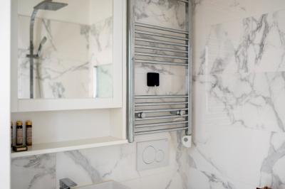 Deux lits simples avec tête de lit noire, coussins jaunes, et tableaux d'animaux anthropomorphes au mur.