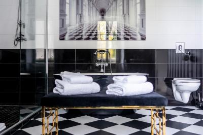 Deux lits simples avec tête de lit noire, coussins jaunes, et tableaux d'animaux anthropomorphes au mur.