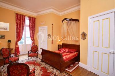 Miniature Location salle Pontchâteau (Loire-Atlantique) - Château du Deffay #33 Salle de bain avec baignoire sur pieds, douche vitrée, lavabo, toilettes et carrelage beige décoré de motifs floraux.