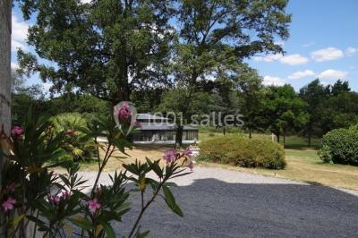 Miniature Location salle Pontchâteau (Loire-Atlantique) - Château du Deffay #19 Salle de bain avec baignoire sur pieds, douche vitrée, lavabo, toilettes et carrelage beige décoré de motifs floraux.