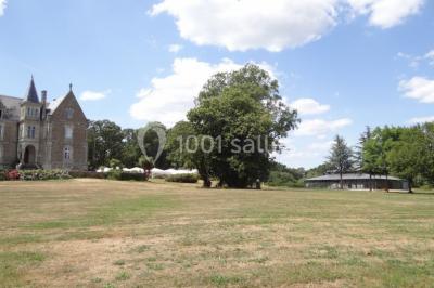 Miniature Location salle Pontchâteau (Loire-Atlantique) - Château du Deffay #15 Salle de bain avec baignoire sur pieds, douche vitrée, lavabo, toilettes et carrelage beige décoré de motifs floraux.
