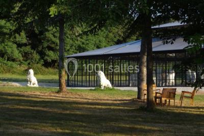 Miniature Location salle Pontchâteau (Loire-Atlantique) - Château du Deffay #5 Salle de bain avec baignoire sur pieds, douche vitrée, lavabo, toilettes et carrelage beige décoré de motifs floraux.