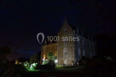 Miniature Location salle Pontchâteau (Loire-Atlantique) - Château du Deffay #14 Salle de bain avec baignoire sur pieds, douche vitrée, lavabo, toilettes et carrelage beige décoré de motifs floraux.