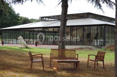 Miniature Location salle Pontchâteau (Loire-Atlantique) - Château du Deffay #22 Salle de bain avec baignoire sur pieds, douche vitrée, lavabo, toilettes et carrelage beige décoré de motifs floraux.