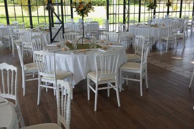 Miniature Location salle Pontchâteau (Loire-Atlantique) - Château du Deffay #10 Salle de bain avec baignoire sur pieds, douche vitrée, lavabo, toilettes et carrelage beige décoré de motifs floraux.