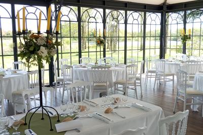Miniature Location salle Pontchâteau (Loire-Atlantique) - Château du Deffay #8 Salle de bain avec baignoire sur pieds, douche vitrée, lavabo, toilettes et carrelage beige décoré de motifs floraux.