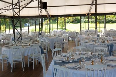 Miniature Location salle Pontchâteau (Loire-Atlantique) - Château du Deffay #12 Salle de bain avec baignoire sur pieds, douche vitrée, lavabo, toilettes et carrelage beige décoré de motifs floraux.