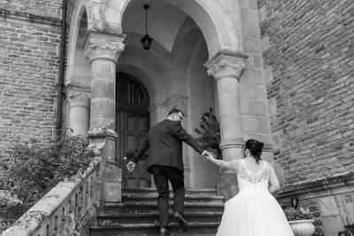 Miniature Location salle Pontchâteau (Loire-Atlantique) - Château du Deffay #17 Salle de bain avec baignoire sur pieds, douche vitrée, lavabo, toilettes et carrelage beige décoré de motifs floraux.
