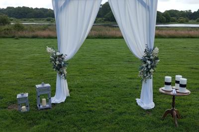Miniature Location salle Pontchâteau (Loire-Atlantique) - Château du Deffay #25 Salle de bain avec baignoire sur pieds, douche vitrée, lavabo, toilettes et carrelage beige décoré de motifs floraux.