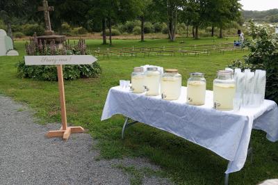 Miniature Location salle Pontchâteau (Loire-Atlantique) - Château du Deffay #26 Salle de bain avec baignoire sur pieds, douche vitrée, lavabo, toilettes et carrelage beige décoré de motifs floraux.