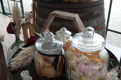 Miniature Location salle Pontchâteau (Loire-Atlantique) - Château du Deffay #27 Salle de bain avec baignoire sur pieds, douche vitrée, lavabo, toilettes et carrelage beige décoré de motifs floraux.