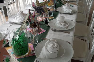 Miniature Location salle Pontchâteau (Loire-Atlantique) - Château du Deffay #28 Salle de bain avec baignoire sur pieds, douche vitrée, lavabo, toilettes et carrelage beige décoré de motifs floraux.