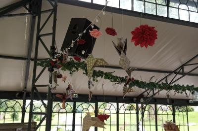 Miniature Location salle Pontchâteau (Loire-Atlantique) - Château du Deffay #29 Salle de bain avec baignoire sur pieds, douche vitrée, lavabo, toilettes et carrelage beige décoré de motifs floraux.