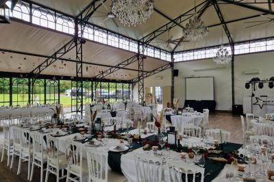 Miniature Location salle Pontchâteau (Loire-Atlantique) - Château du Deffay #13 Salle de bain avec baignoire sur pieds, douche vitrée, lavabo, toilettes et carrelage beige décoré de motifs floraux.