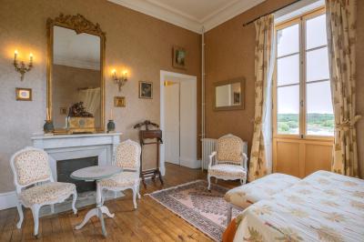 Miniature Location salle Pontchâteau (Loire-Atlantique) - Château du Deffay #31 Salle de bain avec baignoire sur pieds, douche vitrée, lavabo, toilettes et carrelage beige décoré de motifs floraux.
