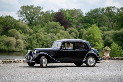 Miniature @la_photographe_de_mariage Salle de bain avec baignoire sur pieds, douche vitrée, lavabo, toilettes et carrelage beige décoré de motifs floraux.