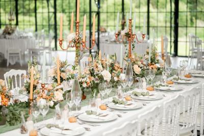 Miniature @la_photographe_de_mariage Salle de bain avec baignoire sur pieds, douche vitrée, lavabo, toilettes et carrelage beige décoré de motifs floraux.