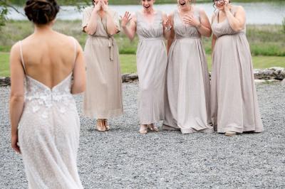 Miniature @la_photographe_de_mariage Salle de bain avec baignoire sur pieds, douche vitrée, lavabo, toilettes et carrelage beige décoré de motifs floraux.