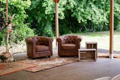 Miniature @la_photographe_de_mariage Salle de bain avec baignoire sur pieds, douche vitrée, lavabo, toilettes et carrelage beige décoré de motifs floraux.