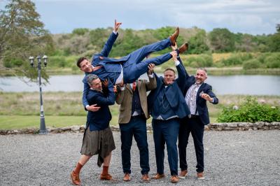 Miniature @la_photographe_de_mariage Salle de bain avec baignoire sur pieds, douche vitrée, lavabo, toilettes et carrelage beige décoré de motifs floraux.