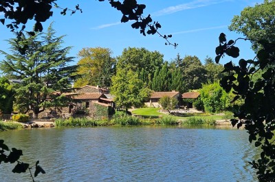 Logo du Domaine Les 3 Rivages avec des ornements décoratifs et la mention ’Réceptions & Séminaires’.