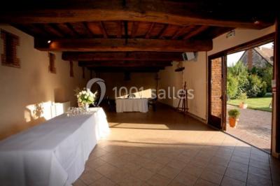 Miniature Location salle Amécourt (Eure) - Domaine du Patis #5 Chambre lumineuse avec poutres apparentes, lit double, table blanche, et vue sur un balcon avec verdure.