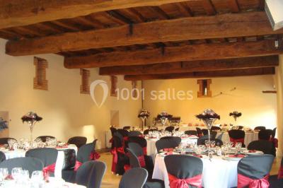 Miniature Location salle Amécourt (Eure) - Domaine du Patis #6 Chambre lumineuse avec poutres apparentes, lit double, table blanche, et vue sur un balcon avec verdure.